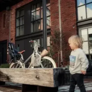 URBAN IKI Tylny fotelik U-me Easyfix NA BAGAŻNIK kolor BLACK/BROWN